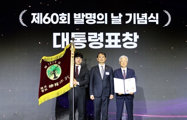 좌측부터 유한양행 강영도 과장, 안덕근 산업통상자원부 장관, 유한양행 대표이사 조욱제.