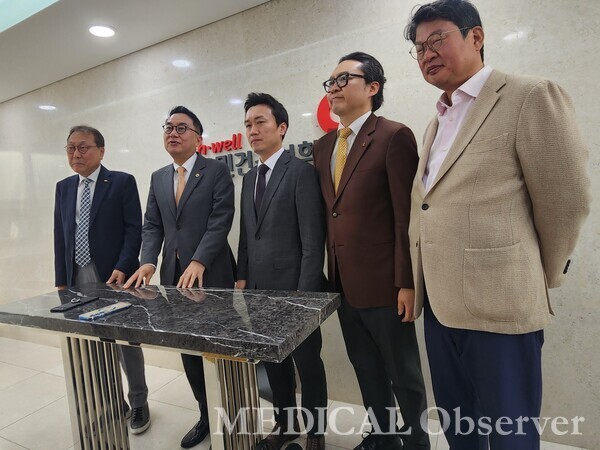 5개 유형 수가협상단 대표들이 26일 국민건강보험공단 영등포남부지사에서 건강보험 재정소위원회와 간담회를 마치고 기자들의 질문에 답하고 있다.