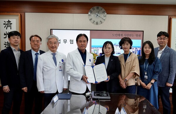 건강보험심사평가원 제주본부와 제주한라병원 권역외상센터는 26일 '응급진료지원 데이터 서비스'의 도입 및 이용 활성화를 위한 업무협약을 체결했다.