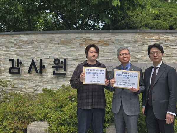 왼쪽부터 대한의사협회 박단 부회장, 김택우 회장, 한진 법제이사