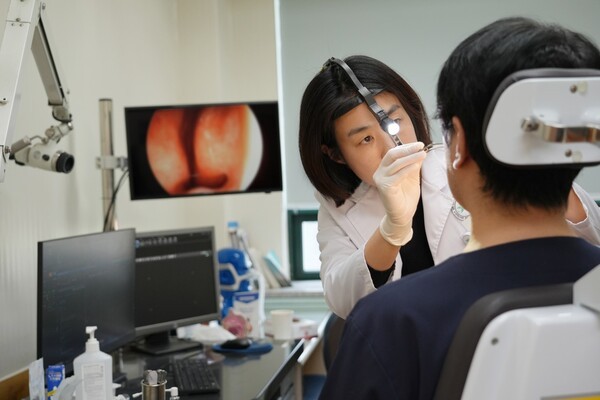 분당제생병원 이비인후과 배미례과장이 환자 진료를하고있다