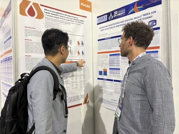 정창희 서울아산병원 내분비내과 교수(사진 왼쪽)가 참관객에게 연구 결과를 설명하고 있다.