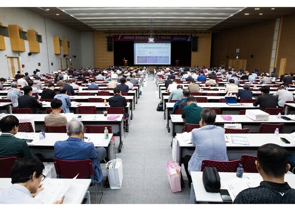 전라남도의사회는 지난달 31일 광주 김대중컨벤션센터에서 '2025년도 전반기 학술대회'를 개최했다.