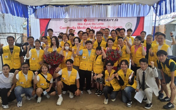 대한정형외과의사회, 롯데장학재단, 피아비한캄사랑재단은 6~7일 캄보디아 프놈펜에서 '신격호 롯데 캄보디아 의료봉사'를 진행했다.