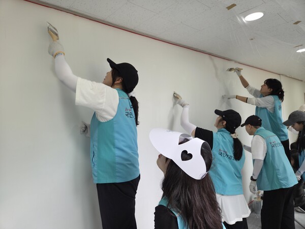 국민건강보험공단 신입직원들이 24일 아동양육시설을 방문해 시설 도배, 잡초 제거 등의 봉사활동에 참여하고 있다.