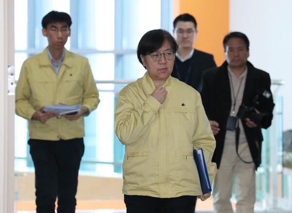 정은경 당시 질병관리청장이 코로나19(COVID-19) 관련 정례브리핑에 나서고 있는 모습 (출처 : 국민소통실)