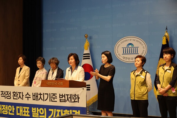 더불어민주당 이수진 의원이 3일 간호법 개정안을 발의하고 기자회견을 진행했다.