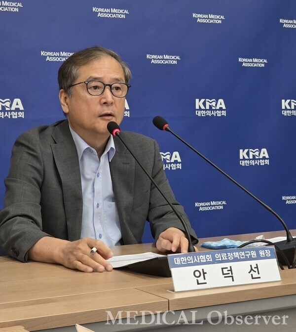 대한의사협회 의료정책연구원 안덕선 원장이  2일 의협회관에서 전문기자단과 취임 1주년 기념 간담회를 가졌다.