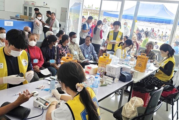 ▲가톨릭대 가톨릭중앙의료원이 진행하는 사회공헌활동의 일환인 캄보디아 코미소 클리닉에서의 의료봉사 사진.