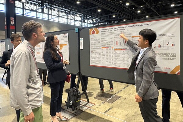 류영상 조선대학교 내분비대사내과 교수(맨 오른쪽)가 참관객에게 연구 결과를 설명하고 있다.