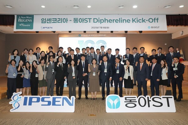 동아ST-입센코리아 '디페렐린' 킥오프 미팅에서 동아에스티 정재훈 사장(사진 첫째줄 오른쪽에서 7번째)과 입센코리아 양미선 대표(사진 첫째줄 오른쪽에서 8번째)등 관계자들이 기념사진을 촬영하고 있다.