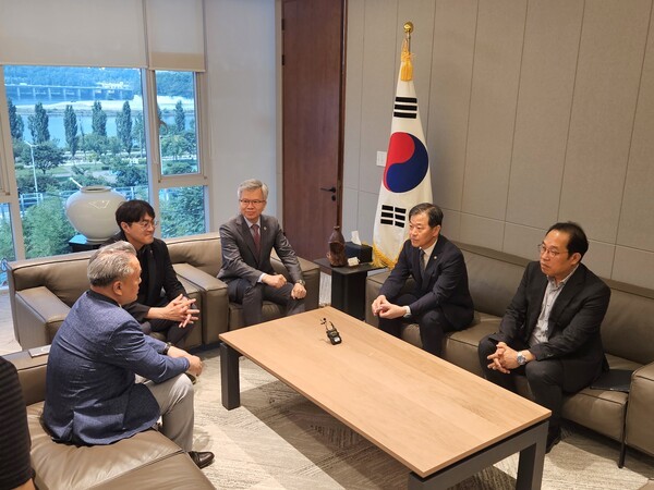 보건복지부 이형훈 제2차관이 8일 대한의사협회를 방문해 김택우 회장과 현안을 논의했다.