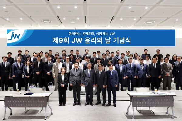'제9회 JW 윤리의 날'을 맞이해 개최된 준법·윤리경영 실천 기념행사에서 차성남 JW홀딩스 대표이사(앞줄 가운데)와 JW중외제약, JW신약, JW생명과학, JW메디칼 등 각사 대표이사(자율준수위원) 등을 비롯한 주요 임직원들이 기념촬영을 하고 있다.