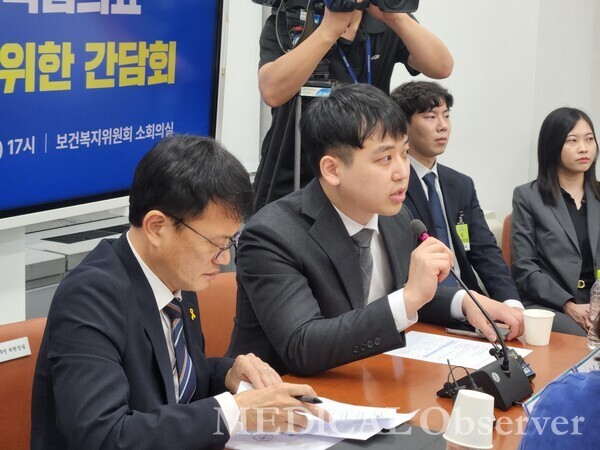 대한전공의협회가 14일 오후 국회 보건복지위원회 소회의실에서 '중증·핵심의료 재건을 위한 간담회'를 가졌다. 왼쪽부터 국회 박주민 복지위원장, 대전협 한성존 비대위원장