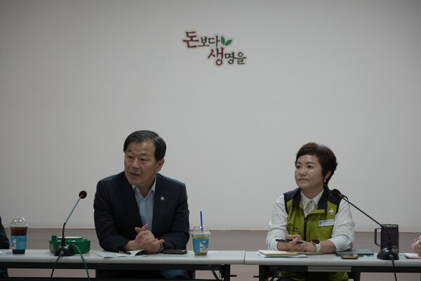 왼쪽부터 보건복지부 이형훈 제2차관, 보건의료노조 최희선 위원장