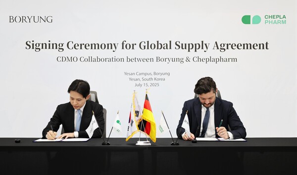 보령 김성진 CSO(왼쪽)와 체플라팜 아르템 게보르키안 부사장(오른쪽)이 15일 보령 예산캠퍼스에서 열린 계약 체결식에서 서명하고 있다.