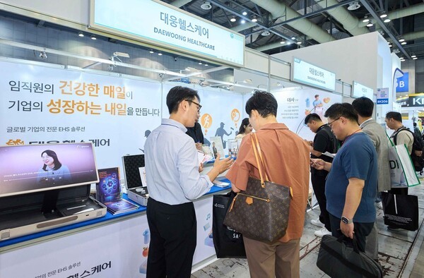 행사에 참석한 관람객이 대웅 헬스케어 부스에 방문하여 관계자의 설명을 듣고 있다.