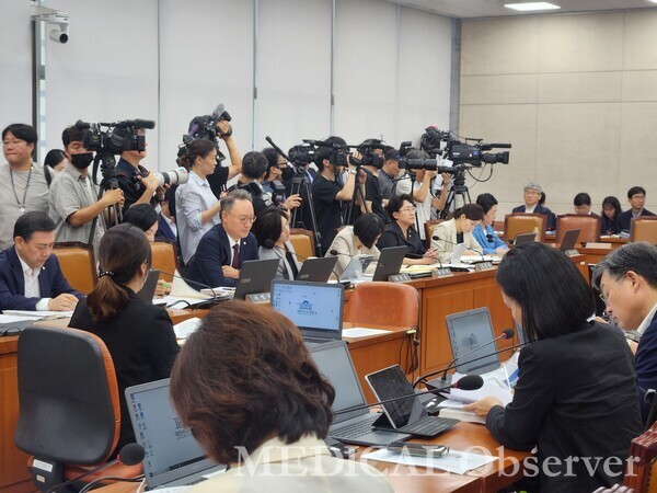 정은경 후보자의 인사청문회는 배우자 주식 매입 및 농지법 위반 의혹을 두고 여야가 첨예하게 대치한 끝에 자정 무렵 야당 의원들이 퇴장하며 파행됐다.