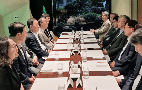 대한의사협회와 대한의학회가  18일 간담회를 갖고 전공의 수련 개선 등 의료현안 해결에 상호 협력을 약속했다.