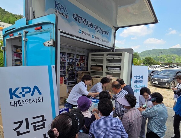 동아제약은 대한약사회와 집중호우 피해 지역에 의약품 지원에 나섰다고 23일 밝혔다. 