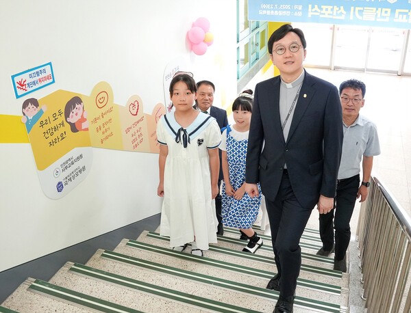 ▲국제성모병원은 23일 인천서부교육지원청과 공촌초등학교에서 건강한 학교 만들기 선포식을 개최했다.