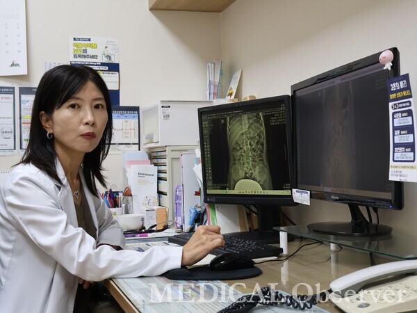 분당차병원 정수진 교수(소아청소년과 소화기영양분과)가 급성 위장염으로 내원한 소아 환자의 엑스레이 사진을 살피고 있다. 