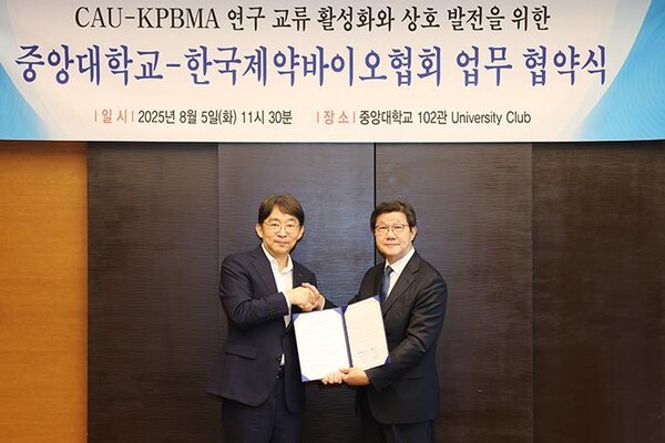 중앙대 박상규 총장(왼쪽)과 한국제약바이오협회 노연홍 회장.