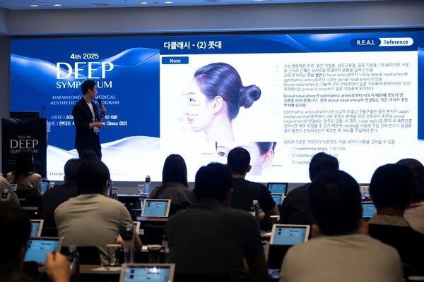 딥 심포지엄에서 손무현 청담FnB의원 원장이 강연을 진행하고 있다.