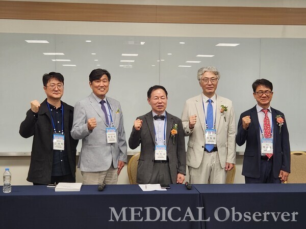 (왼쪽부터) 대한신경외과병원협의회 최은석 부회장,  박진규 회장, 박철웅 부회장, 백승호 부회장