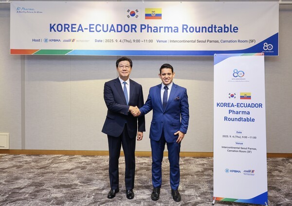 (왼쪽부터) 한국제약바이오협회 노연홍 회장, 에콰드로 식약처 다니엘 산체스 처장