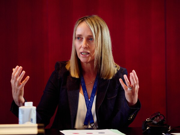 아스트라제네카 Leora horn 항암제 후기개발 담당 부사장은 6~9일 스페인 바르셀로나에서 열린 세계폐암학회 연례학술대회(WCLC 2025)에서 발표된 FLAURA2 연구 OS 최종 데이터가 갖는 의미를 설명했다. 그는 "타그리소의 '전 주기 백본(backbone)' 전략이 수치로 입증됐다"고 강조했다.