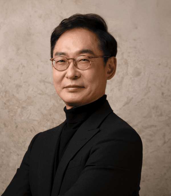 안면 필러 시술의 정석을 출간힌 모델로피부과 서구일 원장.