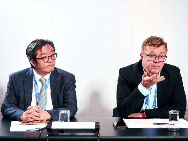 지난 6~9일 스페인 바르셀로나에서 열린 세계폐암학회 연례학술대회(WCLC 2025)에서 만난 삼성서울병원 이세훈 교수(왼쪽)와 하버드의대 Pasi A. janne 교수(오른쪽)는 FLAURA2 연구의 OS 최종 분석 결과는 EGFR 변이 비소세포폐암 환자의 4년 생존을 현실로 가져온 변화라고 강조했다.