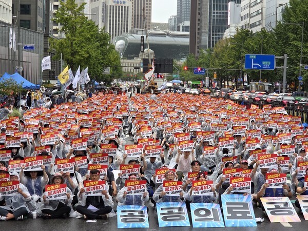 서울대병원, 강원대병원, 경북대병원, 충북대병원 등 4개 국립대병원 노조와 의료연대본부가 17일 숭례문 일대에서 공동파업 대회를 진행했다.