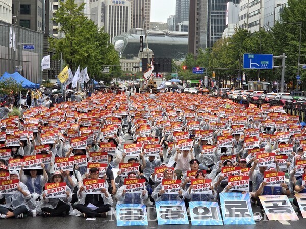 9월 17일 서울대병원 등 4개 국립대병원 노동조합이 처우 개선과 국립대병원 보건복지부 이관을 요구하며 궐기대회를 진행했다.