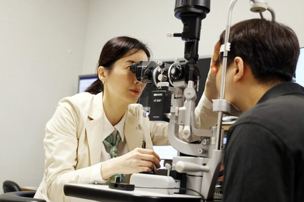 가톨릭대 여의도성모 안과병원장 나경선 교수가 세극등 현미경으로 환자를 진료하고 있다.