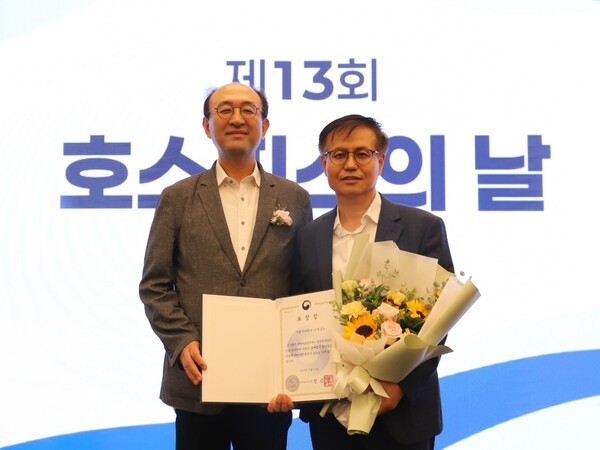 가톨릭대 은평성모병원 의료기관윤리위원회 부위원장 박진노 교수가 정통령 보건복지부 공공보건정책관으로부터 보건복지부 표창을 수상하고 있다.