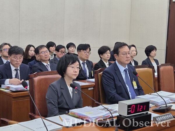 21일 국회 보건복지위원회 식품의약품안전처 국정감사에 참석한 오유경 처장(왼쪽), 식품안전평가원 강석연 원장