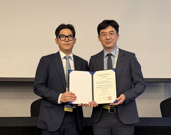 순천향대 서울병원 성형외과 송우진 교수(왼쪽)가 대한성형외과학회로부터 ‘Young Professor Award’를 수상했다.