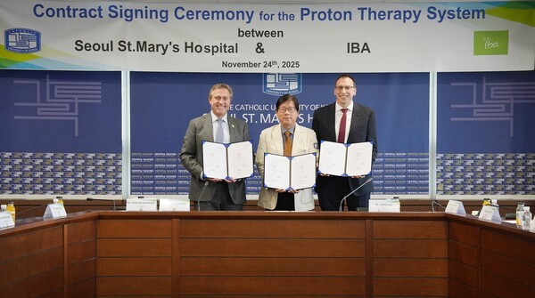 서울성모병원과 IBA가 양성자 치료기 도입 본계약 행사에서 날인된 계약서를 들고 11월 24일 기념촬영을 하고 있다.