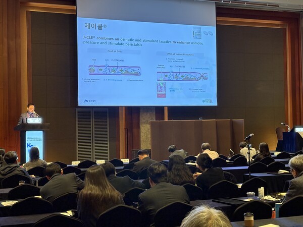 JW중외제약은 지난 23일 롯데호텔 서울에서 열린 한국건강검진학회 추계학술대회에서 정제형 대장정결제 ‘제이클 정’의 약효와 안전성, 복약 순응도를 공유하는 심포지엄을 개최했다고 26일 밝혔다.