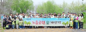 유한양행은 4월 22일 지구의 날을 맞아 임직원 및 가족 90여명이 참여해 노을공원 숲가꾸기 활동을 진행했다.
